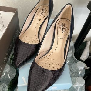 Women’s Navy Pumps